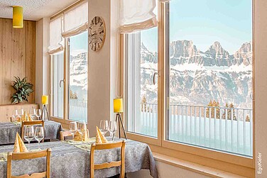 Innenaufnahme im Restaurant mit Sicht nach aussen mit wunderschöner Aussicht auf das Bergpanorama