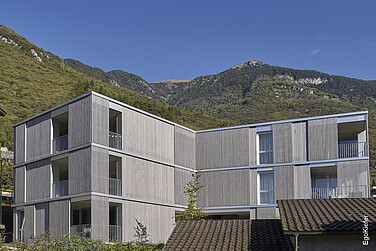 Aussenaufnahme des Wohnhauses "Residenza al Sasso" in Lumino, mit 9 Wohnungen 