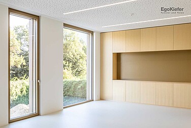 Innenaufnahme Musikschule Sternenfeld, Birsfelden, zwei Holz/Aluminium-Fenster EgoAllstar sichtbar