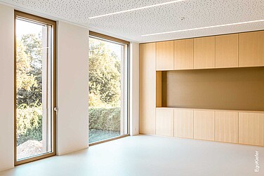 Innenaufnahme Musikschule Sternenfeld, Birsfelden, zwei Holz/Aluminium-Fenster EgoAllstar sichtbar