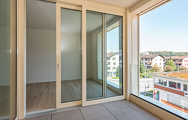Vista interna della loggia, finestre e porta scorrevole a sollevamento visibili, complesso Grossmatte West, Littau/Lucerna