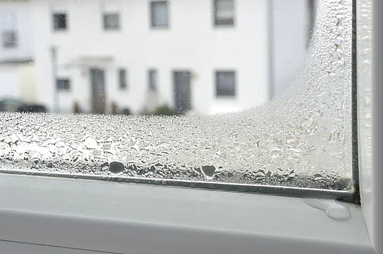 Fensterrahmen mit Wassertropfen auf dem Glas
