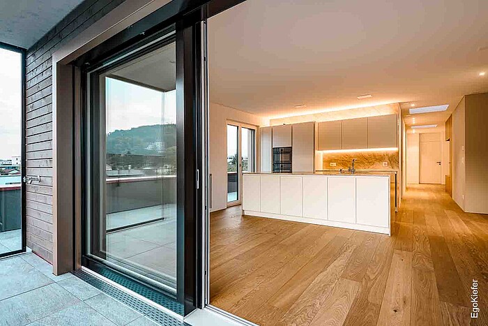 Neubau MFH Fuchsloch Heerbrugg, Aussenaufnahme einer Hebeschiebetüre offen