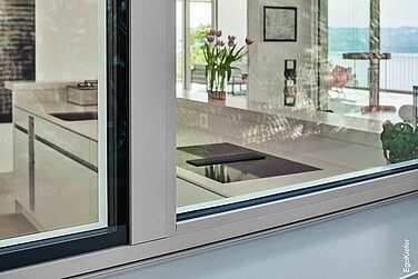 Detailaufnahme EgoSelectionPlus-Fenster mit Stufenglas, Aussenansicht, Einfamilienhaus (Villa) in Lugnorre