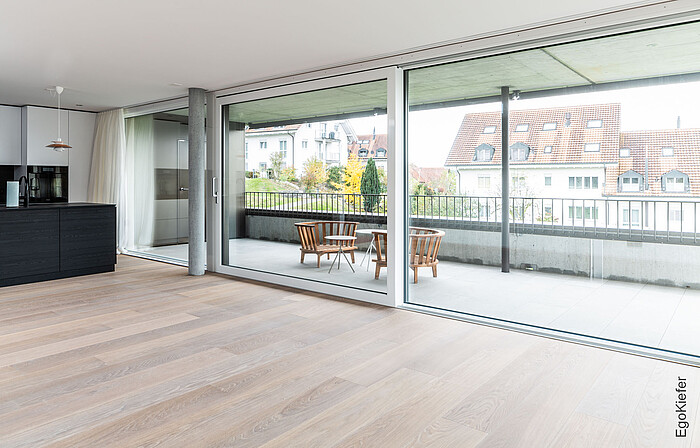 Photo intérieure d'une porte coulissante à levage, immeuble d'habitation Erli à Lyss