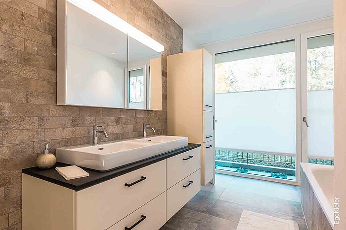 Bagno della casa unifamiliare di Ruggell con finestre in legno/alluminio EgoKiefer EgoAllstar