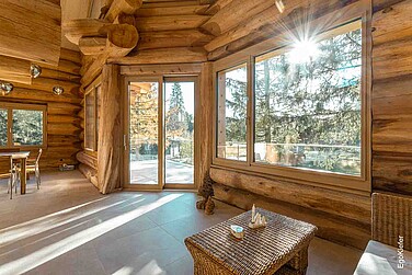 Detailaufnahme von hochwertigen Holzfenstern EgoWoodstar in einem modernen Wohnraum, die natürliches Licht hereinlassen und den Raum wohnlich gestalten.