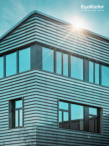 Modernes Gebäude mit markanten Fenstern und Sonnenreflexion, EgoKiefer Fenster und Türen