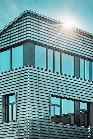 Modernes Gebäude mit markanten Fenstern und Sonnenreflexion, EgoKiefer Fenster und Türen