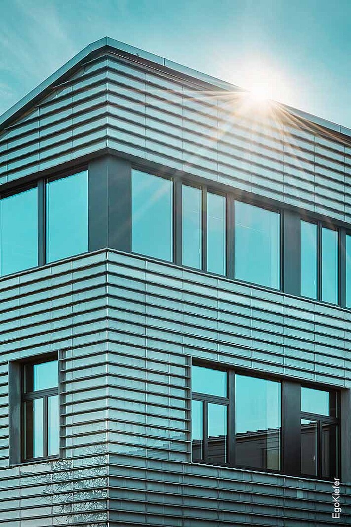Photo de l'extérieur du nouveau bâtiment Lanz-Anliker AG à Rohrbach avec les fenêtres EgoKiefer bois/aluminium EgoAllstar sur la photo