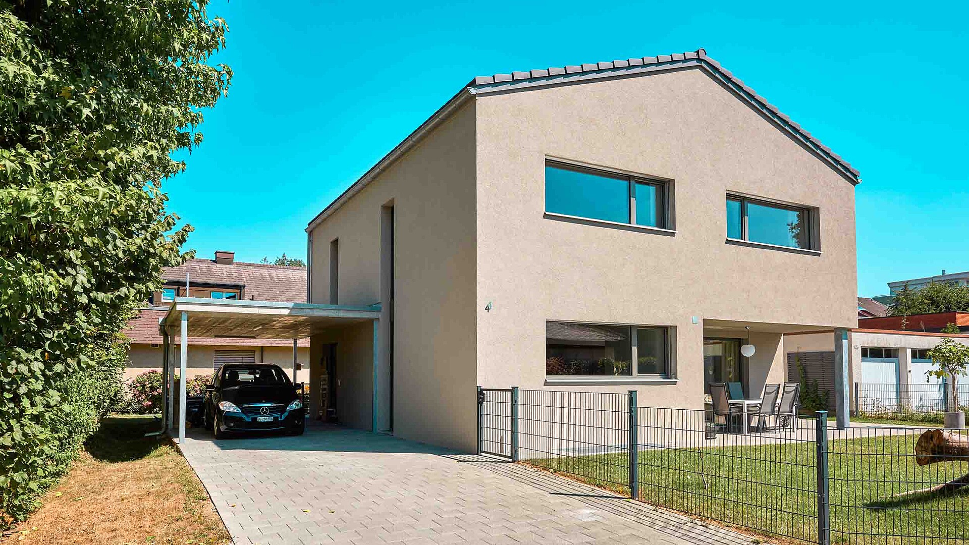 Vue extérieure d'une maison individuelle dans un quartier favorable aux familles