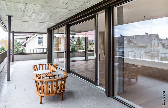 Photo extérieures de l'immeuble d'habitation Erli à Lyss, avec porte coulissante à levage en PVC/aluminium 88 en visuel XL 