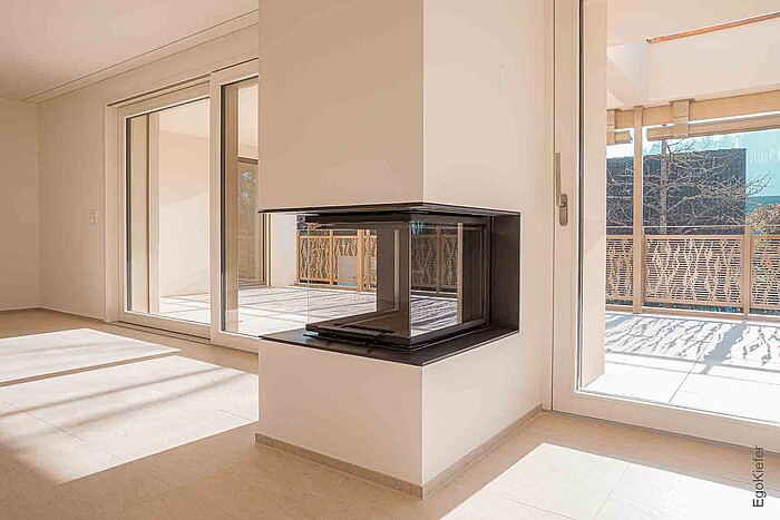 Innenaufnahme Villa Terra Nobile, Fensterfront sichtbar, Kamin im Raum