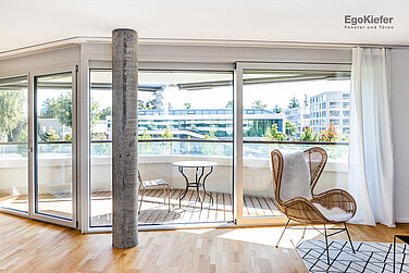 Photo de l'intérieur du développement résidentiel de la Résidence Esplanade à Bienne, porte coulissante à levage visible