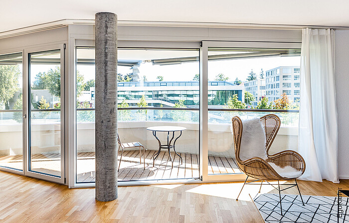 Innenaufnahme der Wohnüberbauung Residence Esplanade in Biel, Hebeschiebetüre sichtbar