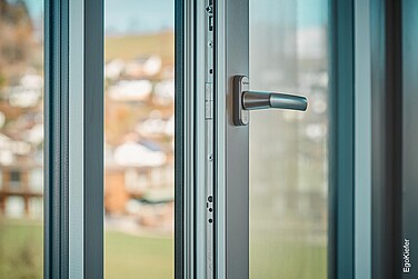 Detailaufnahme, Innenaufnahme eines offenen Holz/Aluminium-Fensters EgoAllstar