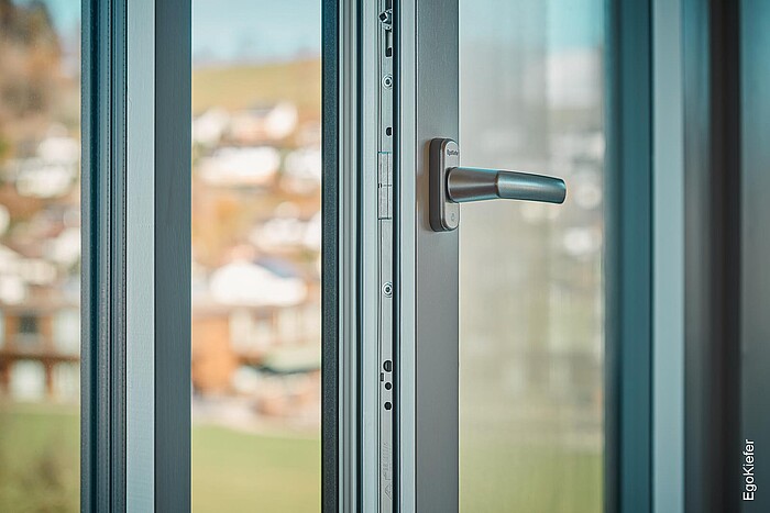 Image de détail (vue intérieure) d'une fenêtre ouverte en bois/aluminium EgoAllstar
