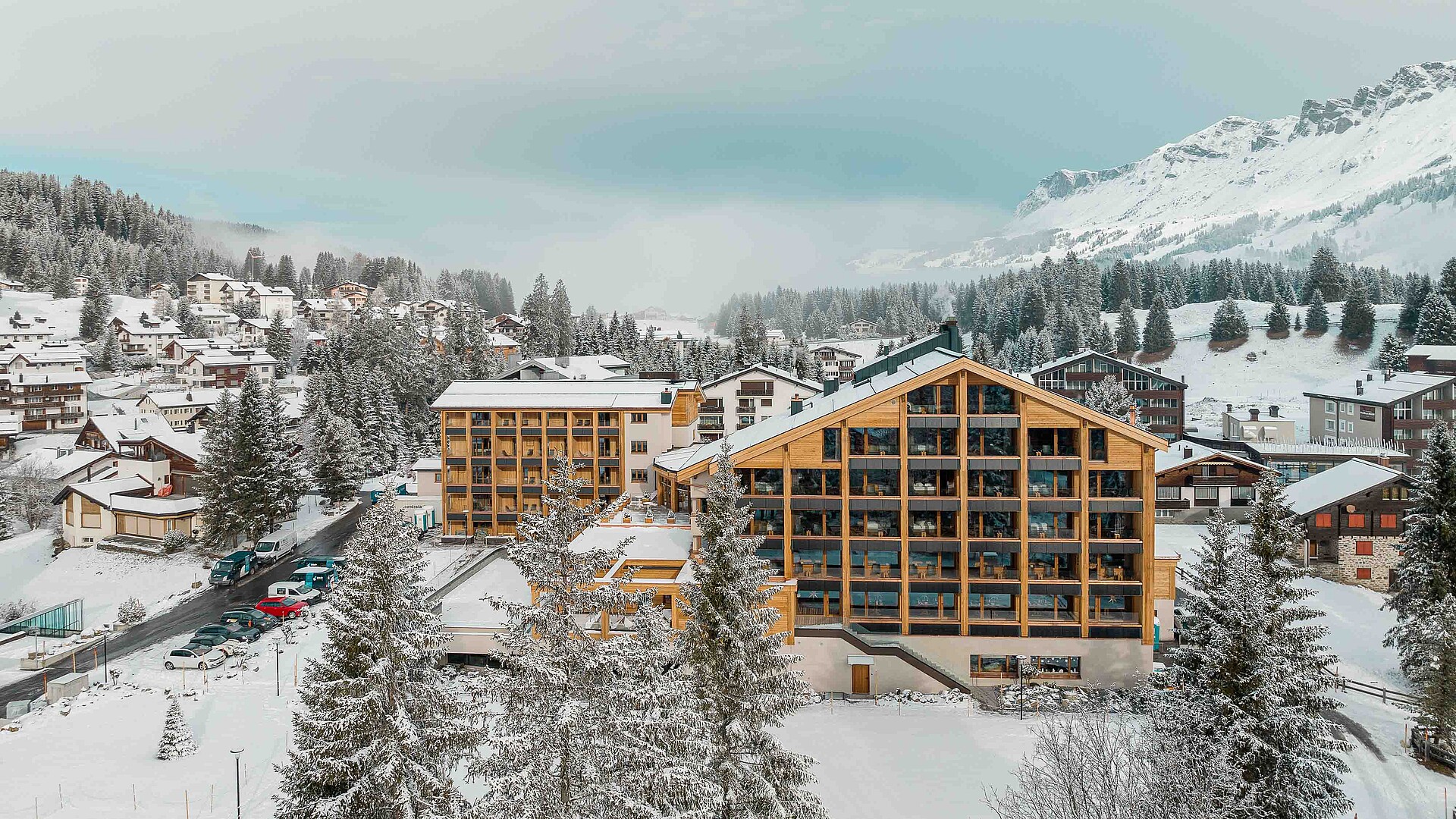 Stagebild, Aussenaufnahme, ein Winterbild des Valbella Resorts mit Tgiasa Principala in Valbella