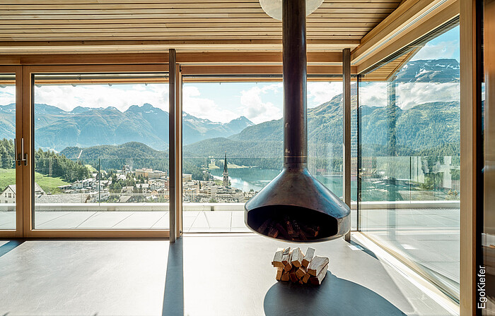 Photo d'intérieur avec une vue magnifique sur le lac de St. Moritz