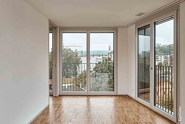 Innenaufnahme der Wohnsiedlung "Am Chatzenbach", Zürich, mit Holz/Aluminium-Fenstern EgoAllstar