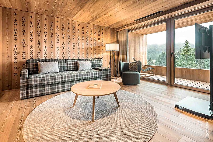 Vue intérieure d'une chambre avec des fenêtres en bois EgoKiefer