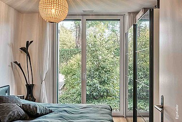 Innenansicht einer Wohnung des Mehrfamilienhauses Eleganza in Ostermundigen, ein Holz/Aluminium-Fenster ist sichtbar