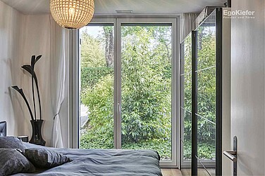 Innenansicht einer Wohnung des Mehrfamilienhauses Eleganza in Ostermundigen, ein Holz/Aluminium-Fenster ist sichtbar