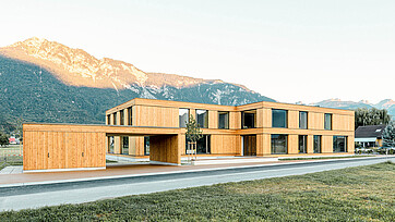 Vista esterna del nuovo edificio della Fondazione "La Chaloupe", Collombey con finestre in legno/alluminio EgoAllstar