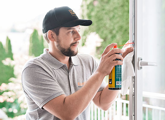Technicien de maintenance, installateur de fenêtres, montage