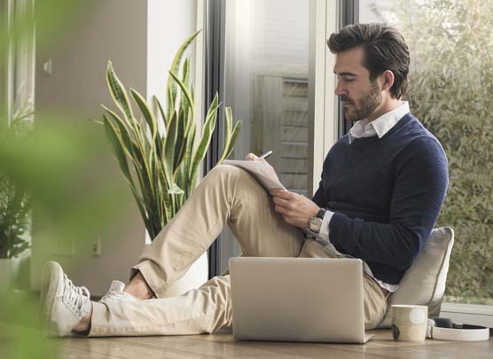 Fenêtre, espaces de vie sains, homme assis devant la fenêtre