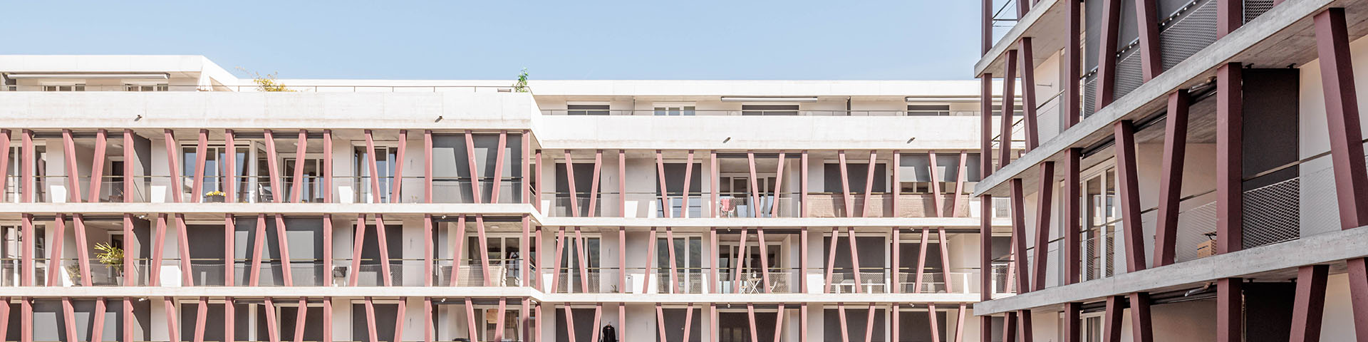 Modern designter Wohnblock mit roten Schreben