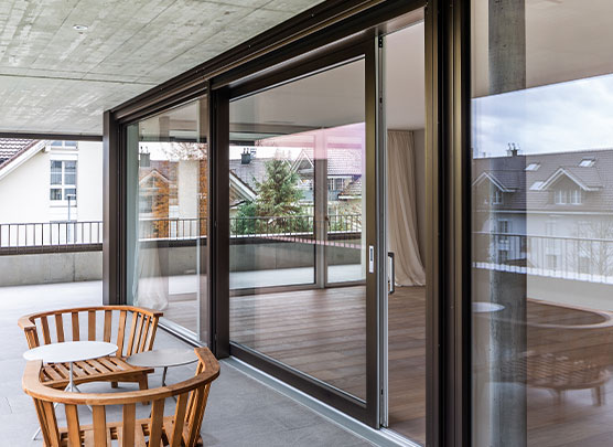 Belle zone de balcon avec porte coulissante et relevable