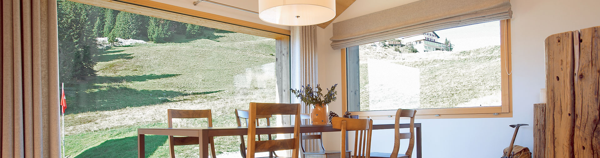 Porta scorrevole in legno, sala da pranzo con grandi elementi di finestra