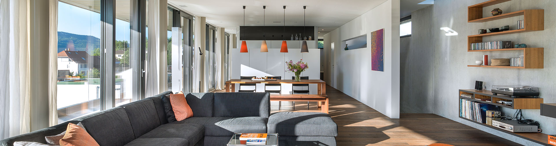 Holz/Aluminium-Schiebetür, Blick vom Wohnzimmer auf die Terrasse