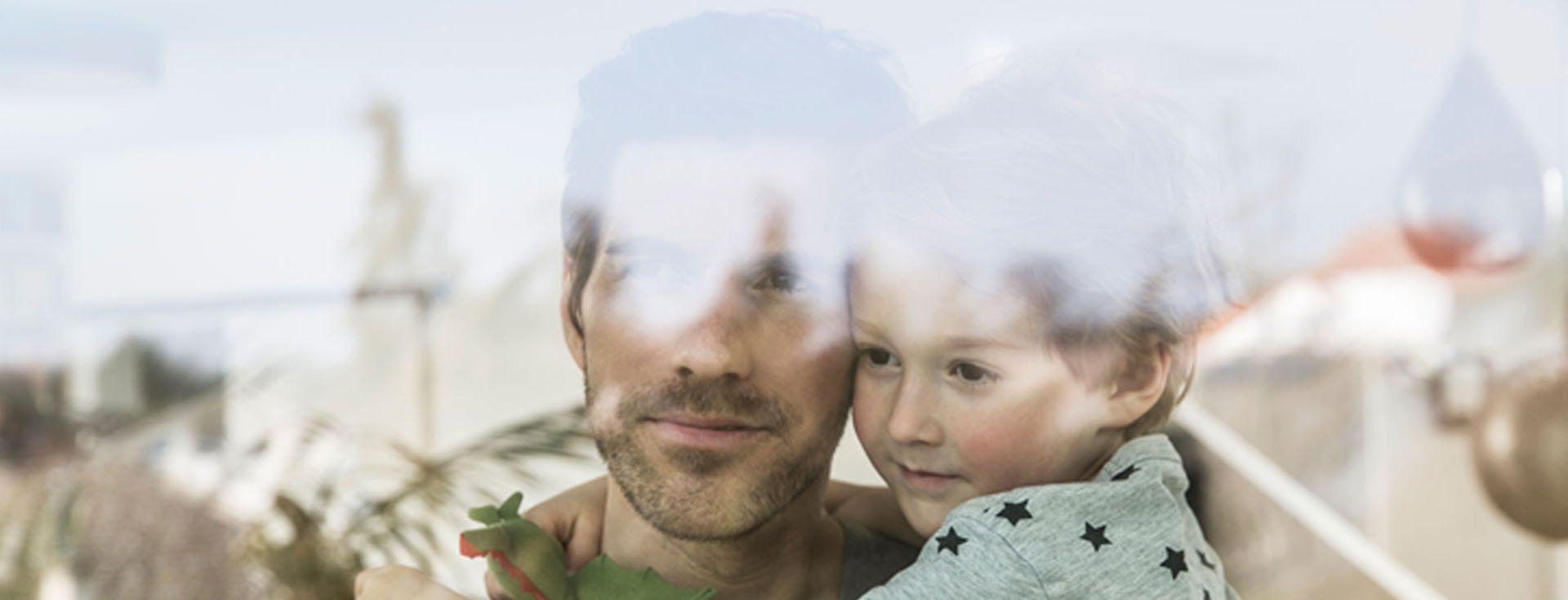 Père et enfant, devant la fenêtre