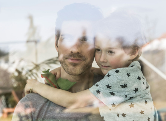 Vater und Kind, vor dem Fenster