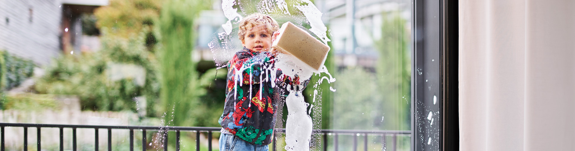L'enfant nettoie la fenêtre