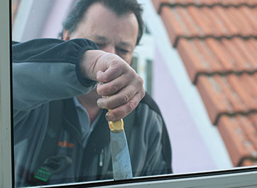 Le technicien de service change les joints
