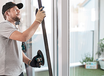 Servicemonteur hebt Glas aus Fensterrahmen