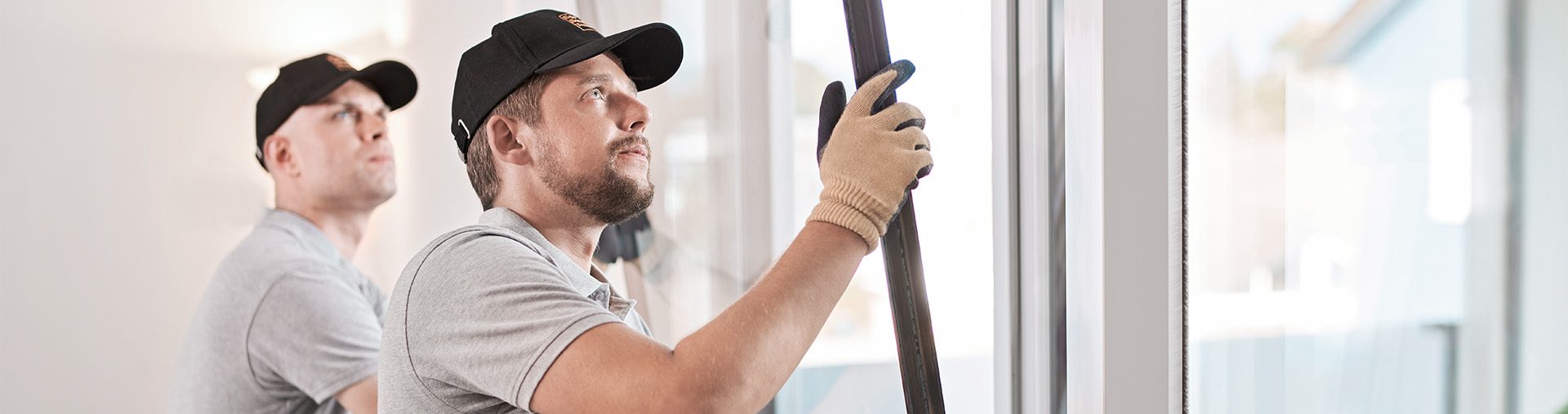 Les techniciens de maintenance tiennent les vitres en main