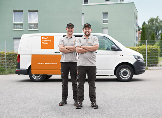 Les techniciens de service sont devant le bus de service