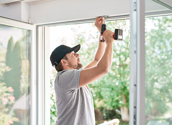 Servicemonteur mit Schraube am Fenster