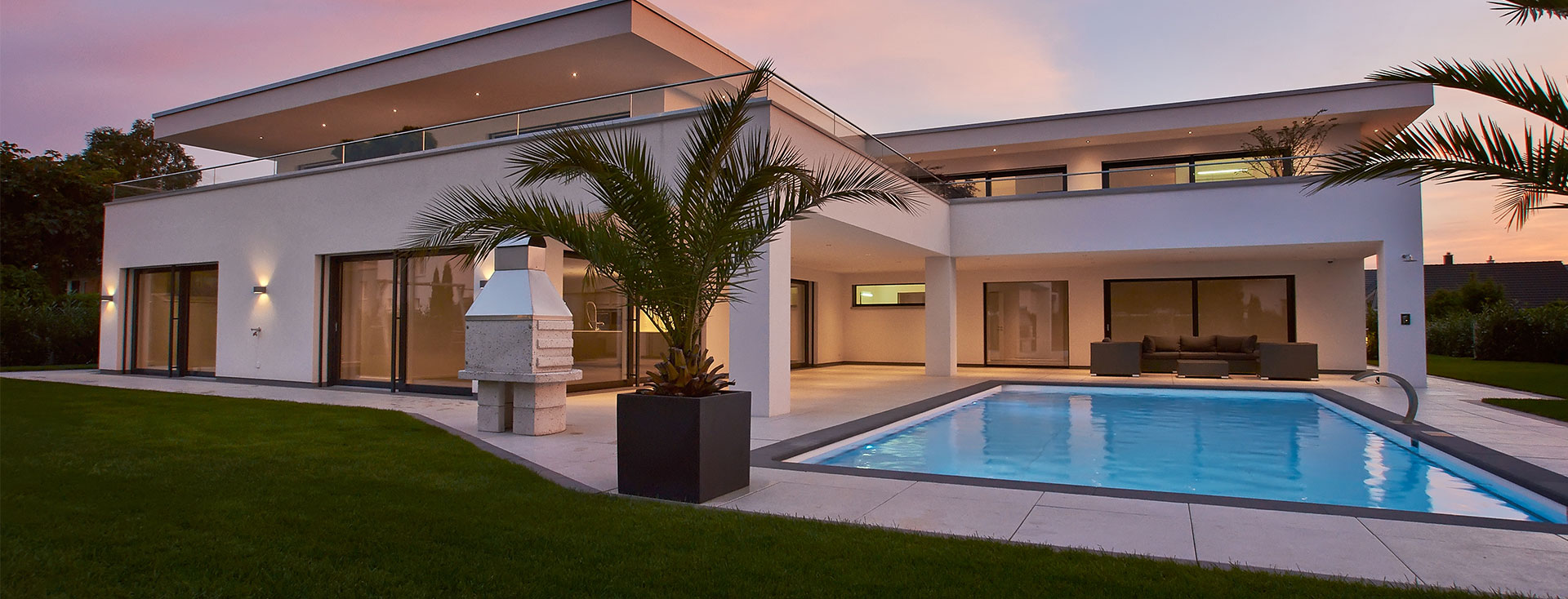 Casa indipendente con piscina, elementi di grandi finestre