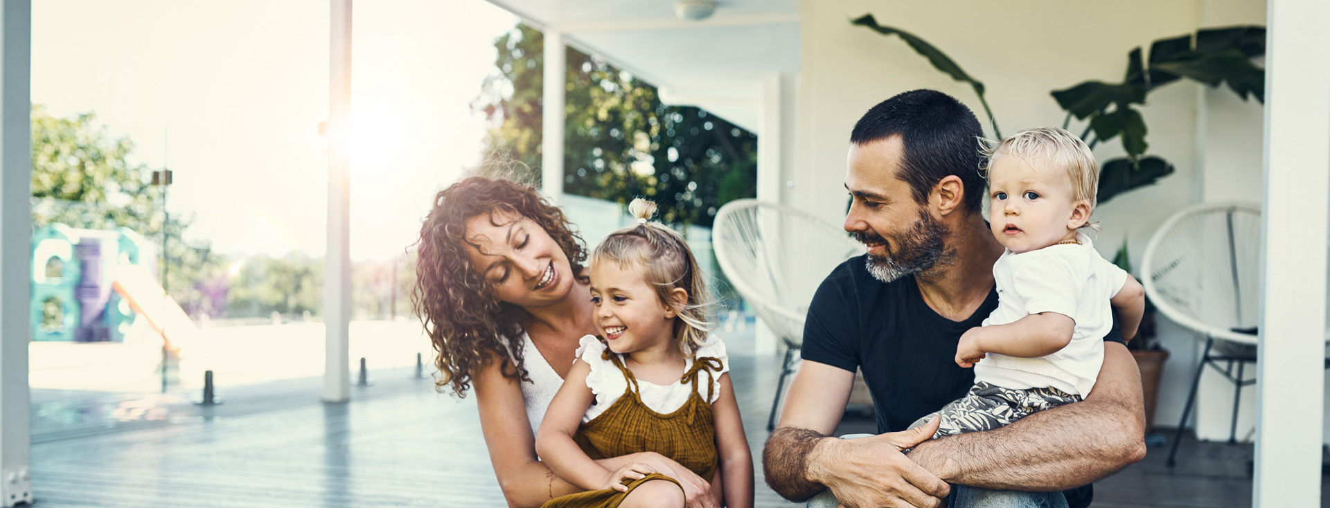 EgoKiefer eco-balance, famiglia davanti a casa, finestre per generazioni