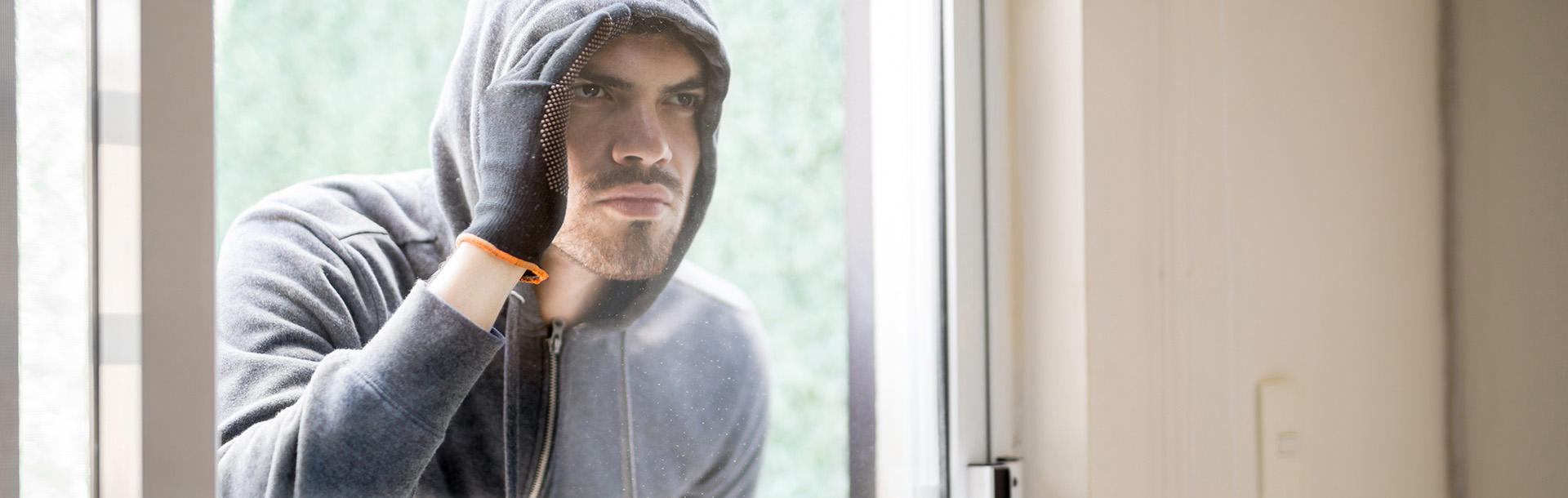 Zwei Fenster von EgoKiefer unterschiedlicher Größe und Farbe illustrieren Ersatzoptionen zur Verbesserung der Sicherheit