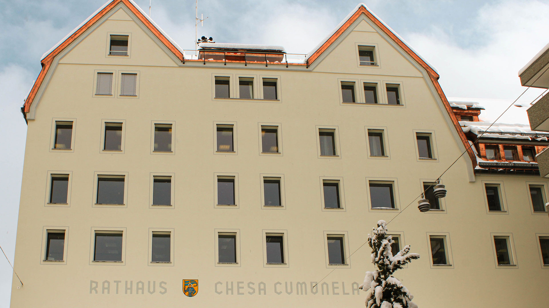 Gemeindehaus St. Moritz, Aussenaufnahme frontal, viele Fenster sichtbar
