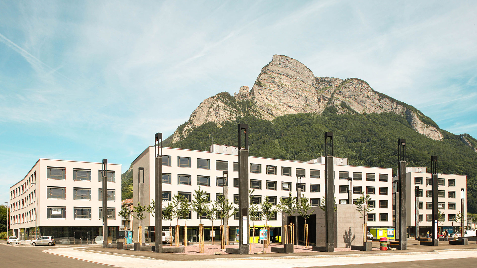 Vue extérieure, immeubles d'habitation dans le Bahnhofpark Areal Ost à Sargans, montagnes en arrière-plan