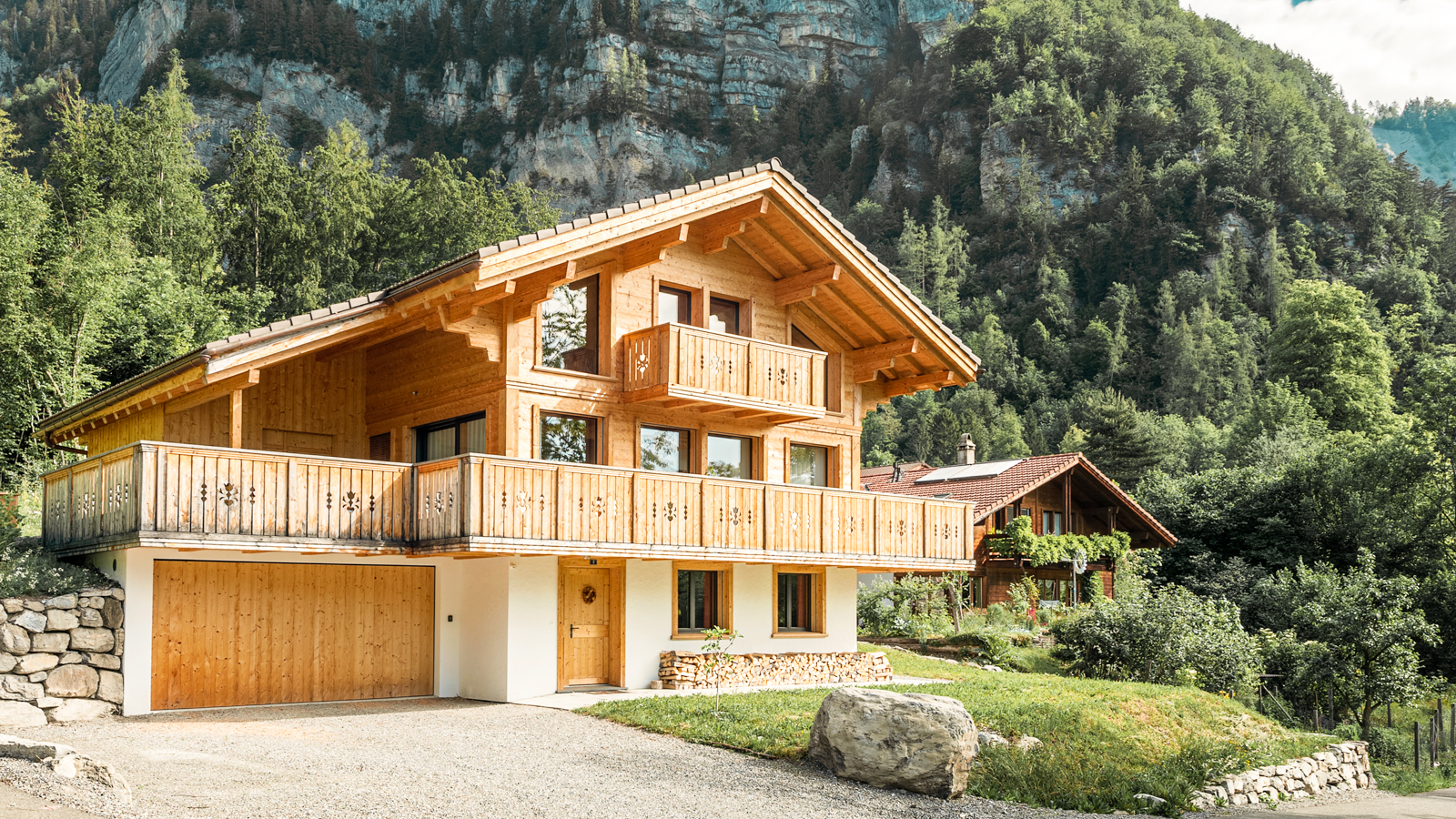 Attraktives Holzhaus in Schwanden, im Hintergrund eine imponierende Naturkulisse