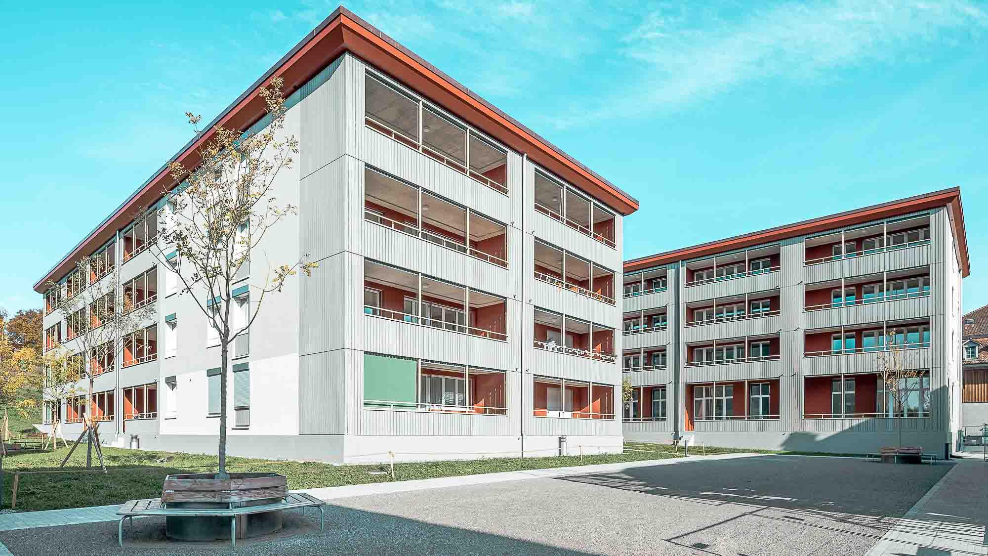 Vista esterna del moderno complesso residenziale Scheidegg a Steffisburg (Berna)