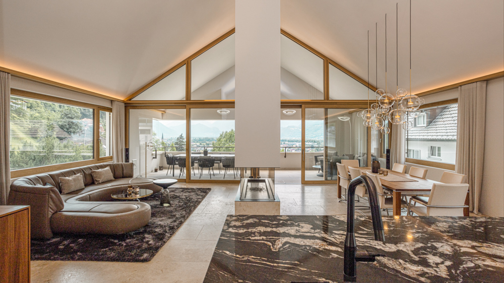 Foto dell'interno di una casa unifamiliare/villa nel Liechtenstein, con grande finestra a timpano visibile